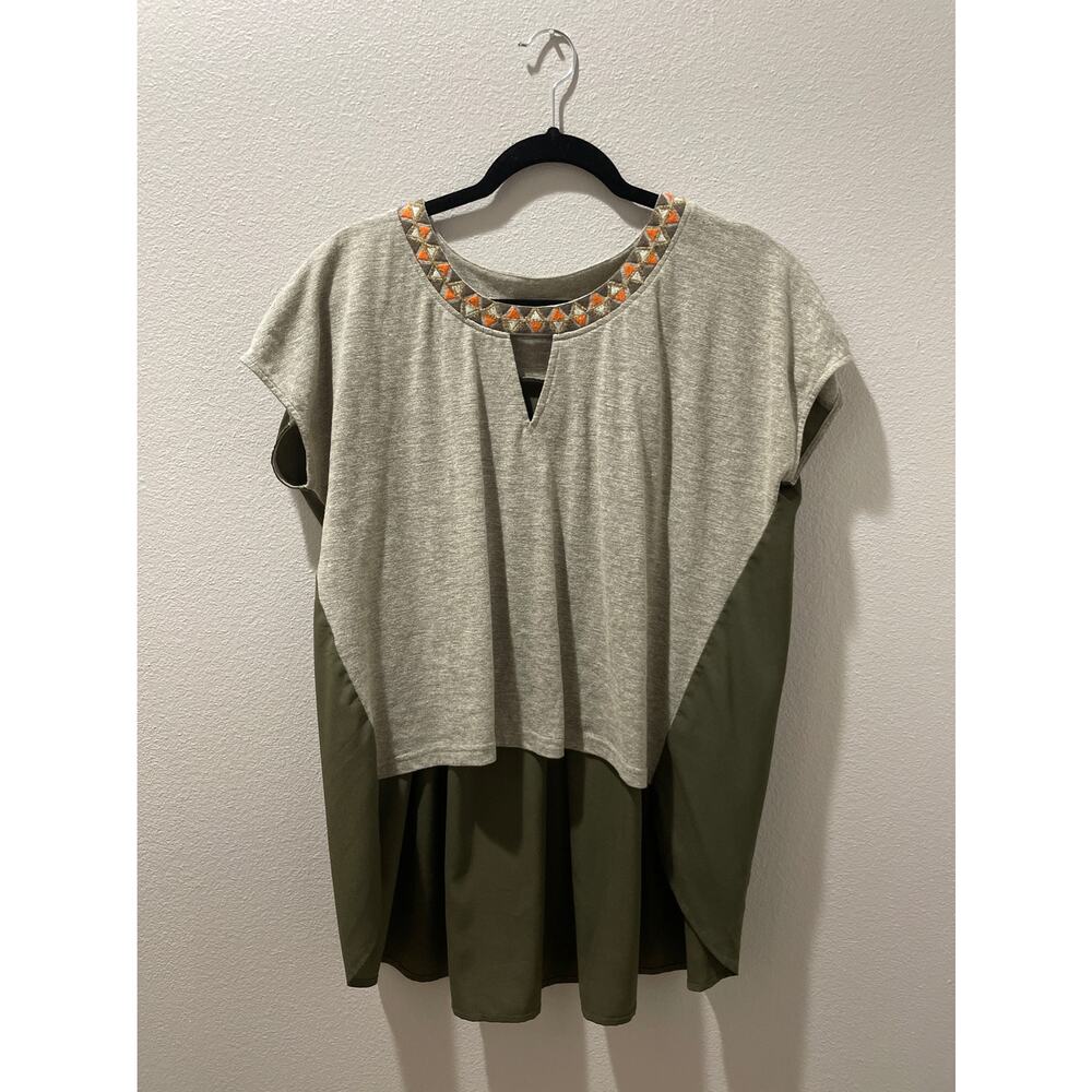 MISS ME Tan and Green Keyhole Top Size L